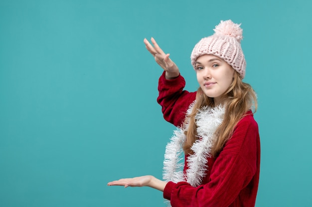 Foto gratuita mujer joven expresiva posando