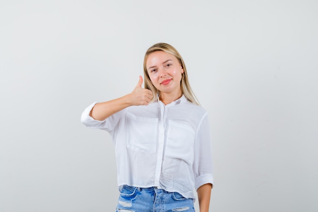 Mujer joven expresiva posando