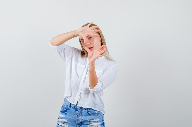 Mujer joven expresiva posando