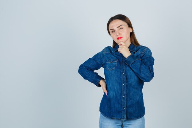 Mujer joven expresiva posando