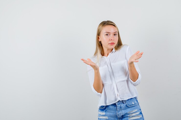 Foto gratuito mujer joven expresiva posando