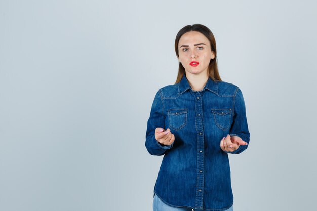 Mujer joven expresiva posando