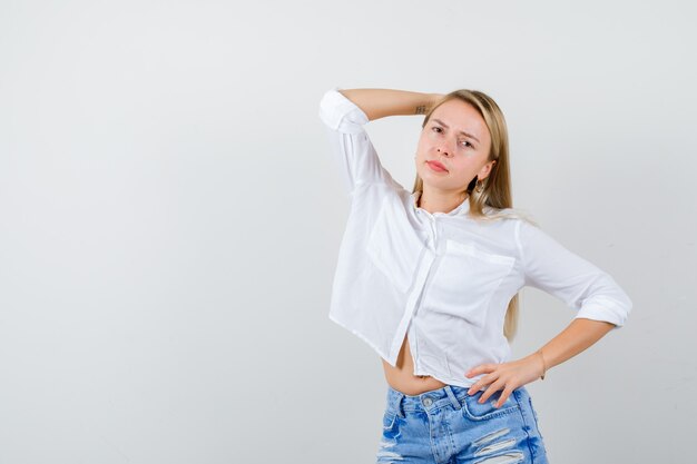 Mujer joven expresiva posando