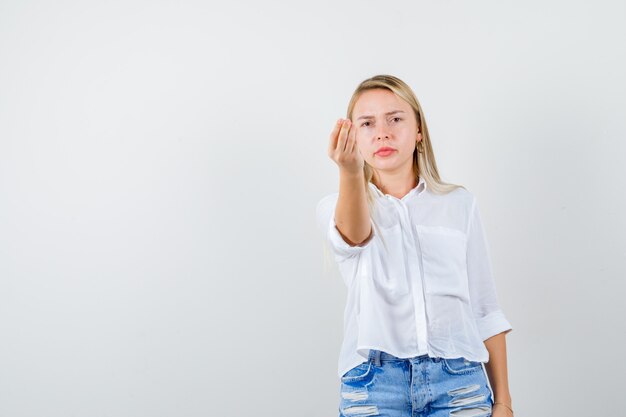 Mujer joven expresiva posando