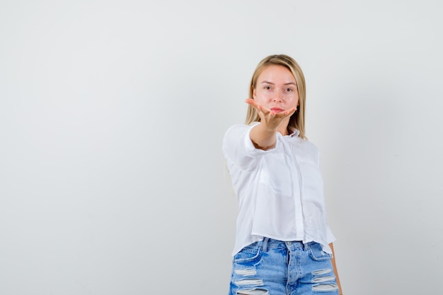 Mujer joven expresiva posando