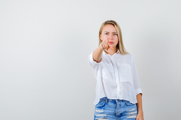 Mujer joven expresiva posando