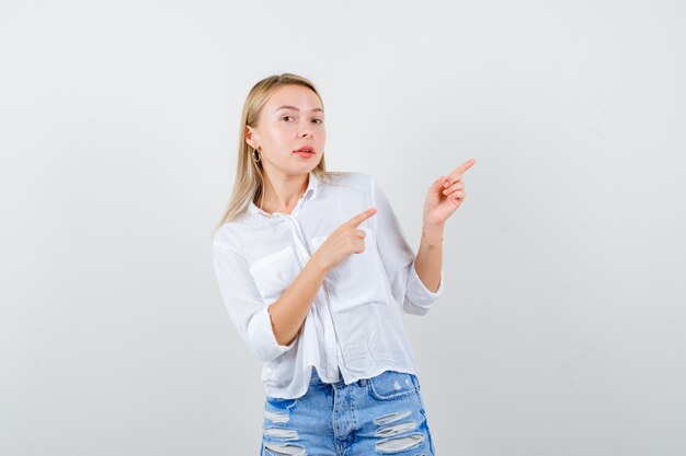 Mujer joven expresiva posando