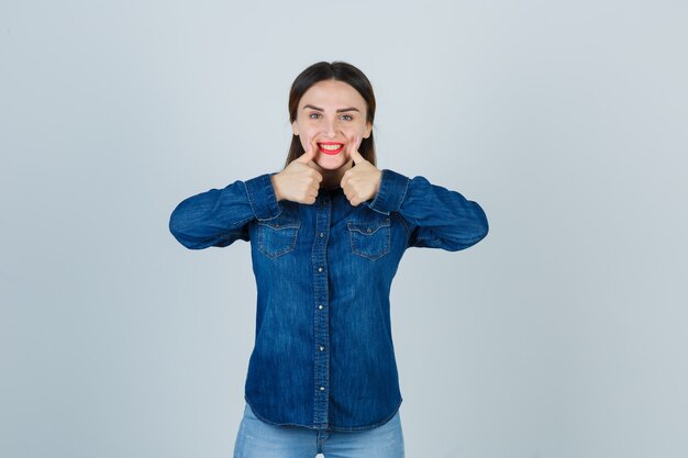 Mujer joven expresiva posando