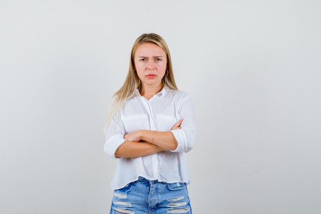 Mujer joven expresiva posando