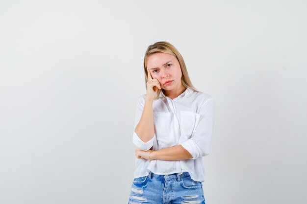 Mujer joven expresiva posando