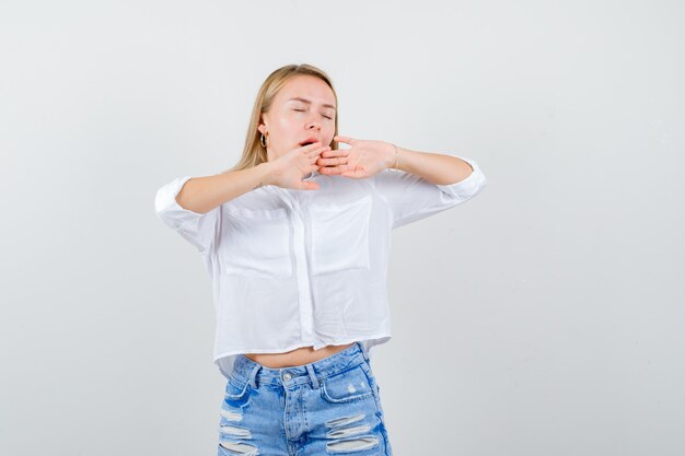 Mujer joven expresiva posando