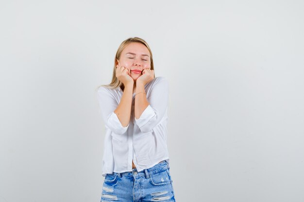 Mujer joven expresiva posando