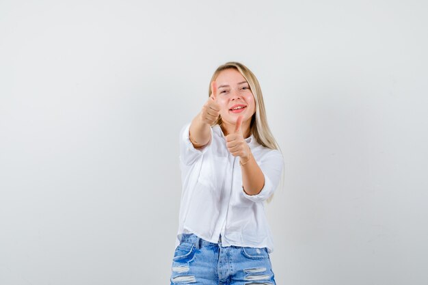 Mujer joven expresiva posando