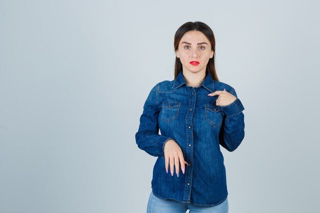 Mujer joven expresiva posando