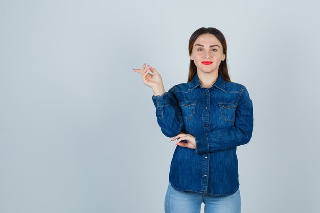 Mujer joven expresiva posando