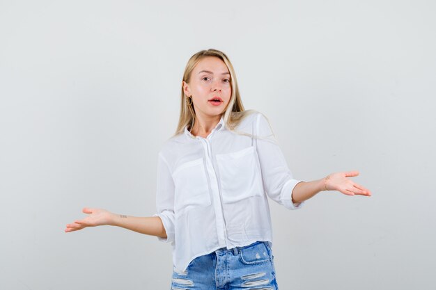 Mujer joven expresiva posando