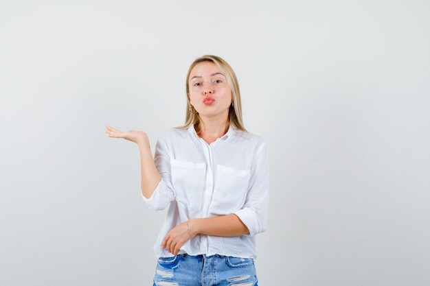 Mujer joven expresiva posando