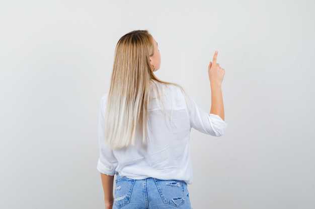 Mujer joven expresiva posando