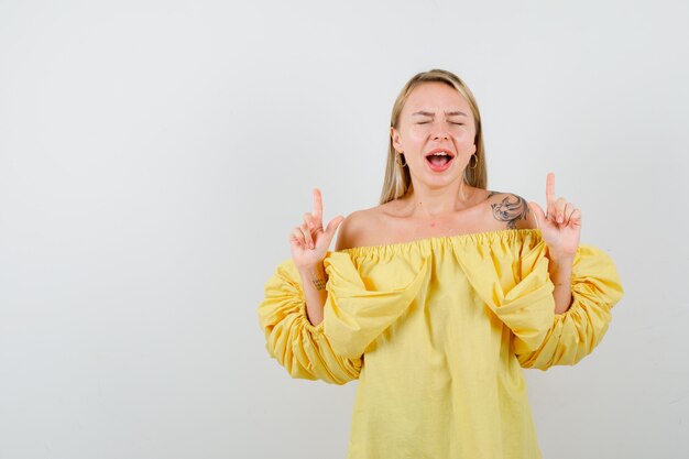 Mujer joven expresiva posando