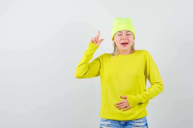 Mujer joven expresiva posando