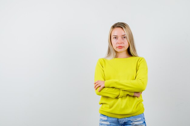 Mujer joven expresiva posando