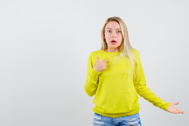 Mujer joven expresiva posando