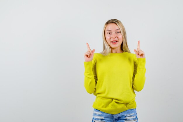 Mujer joven expresiva posando