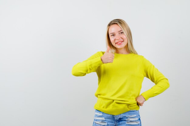 Mujer joven expresiva posando