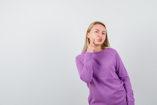 Mujer joven expresiva posando