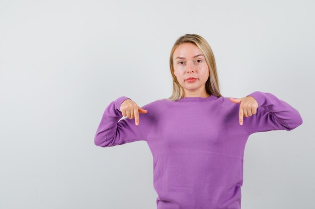 Mujer joven expresiva posando