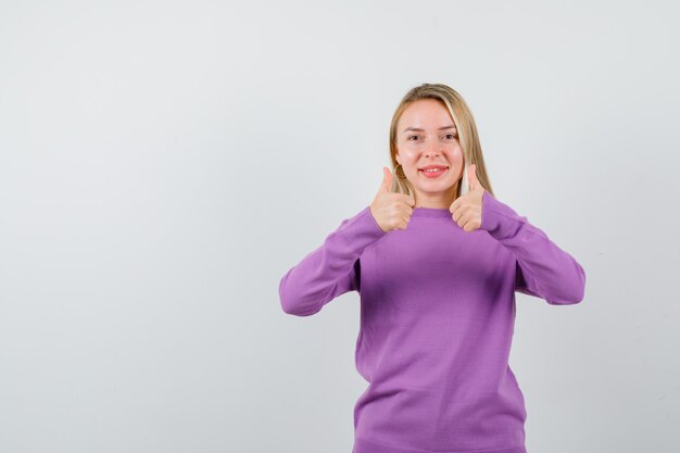 Mujer joven expresiva posando