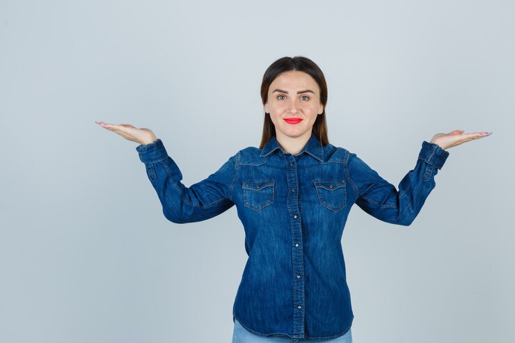 Foto gratuito mujer joven expresiva posando