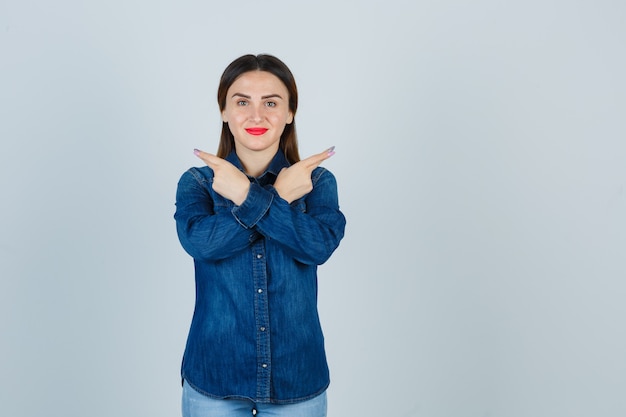 Mujer joven expresiva posando