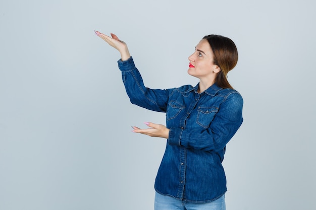 Mujer joven expresiva posando