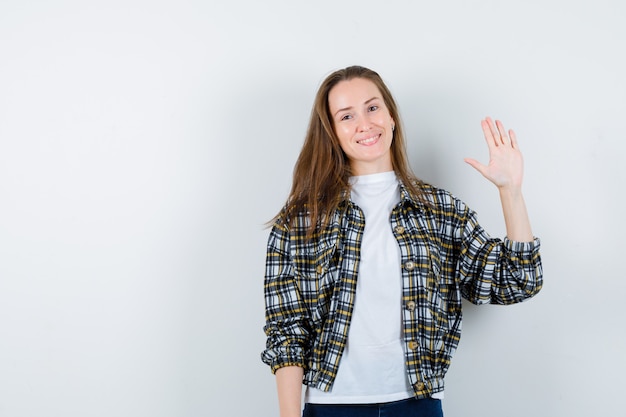 Mujer joven expresiva posando