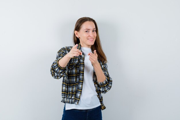 Mujer joven expresiva posando