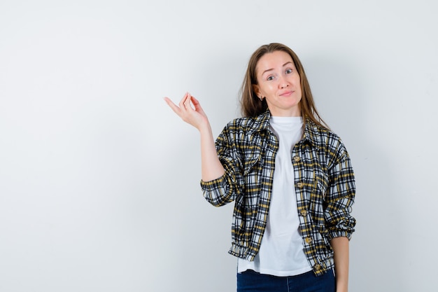 Foto gratuita mujer joven expresiva posando