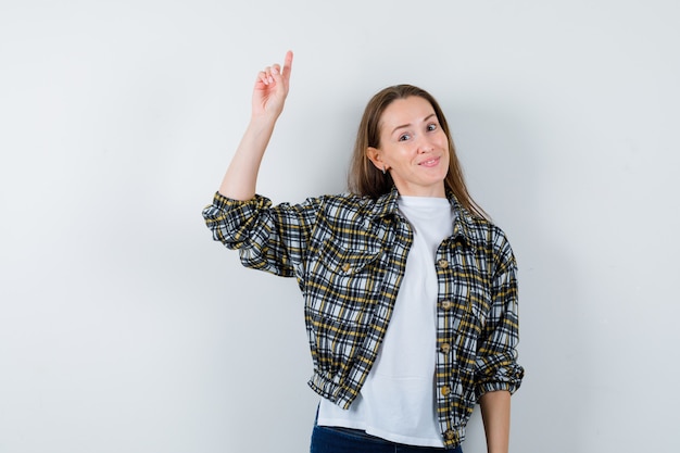 Foto gratuita mujer joven expresiva posando