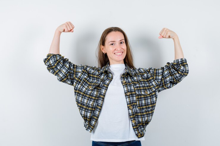 Foto gratuito mujer joven expresiva posando