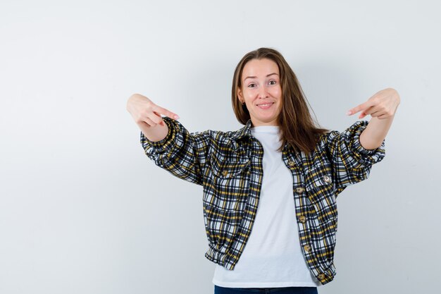 Mujer joven expresiva posando