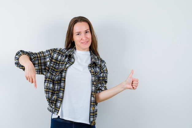 Foto gratuita mujer joven expresiva posando