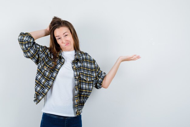 Mujer joven expresiva posando