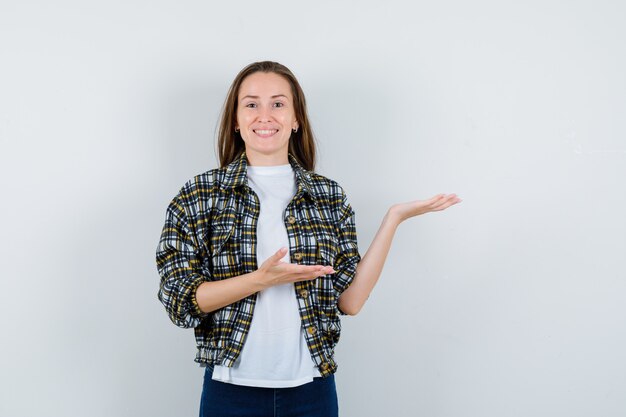 Mujer joven expresiva posando