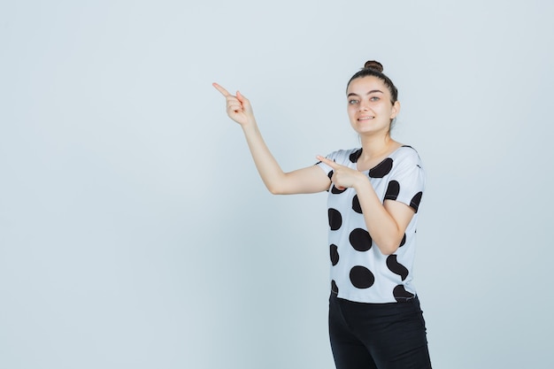 Mujer joven expresiva posando