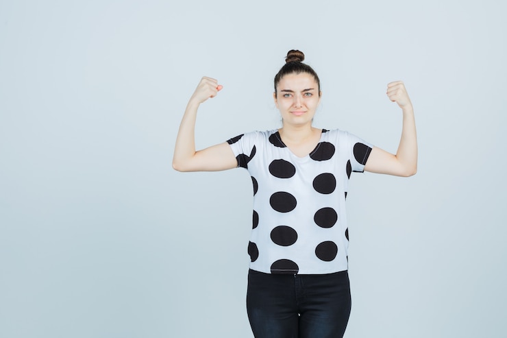 Foto gratuito mujer joven expresiva posando
