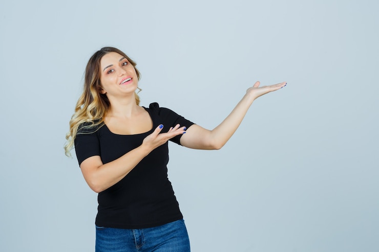 Foto gratuito mujer joven expresiva posando