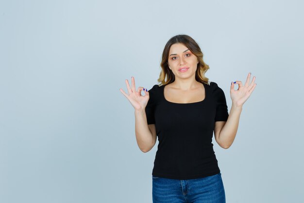 Mujer joven expresiva posando