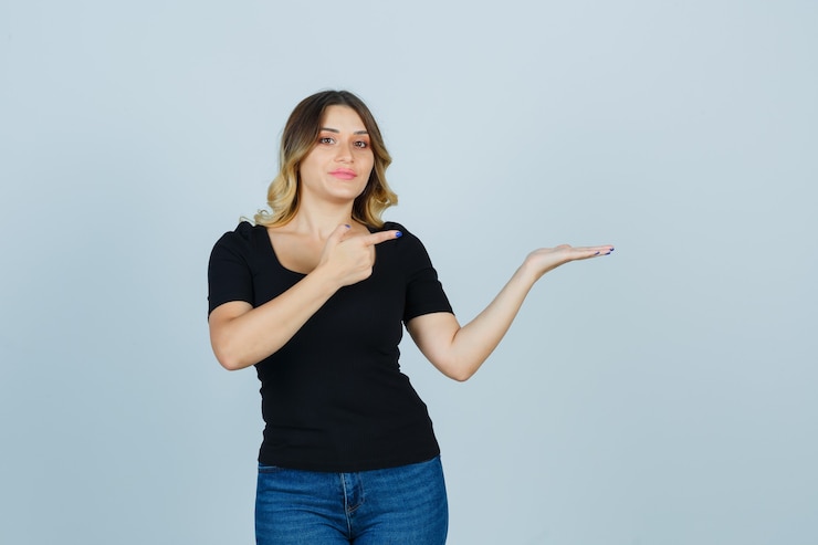 Foto gratuito mujer joven expresiva posando