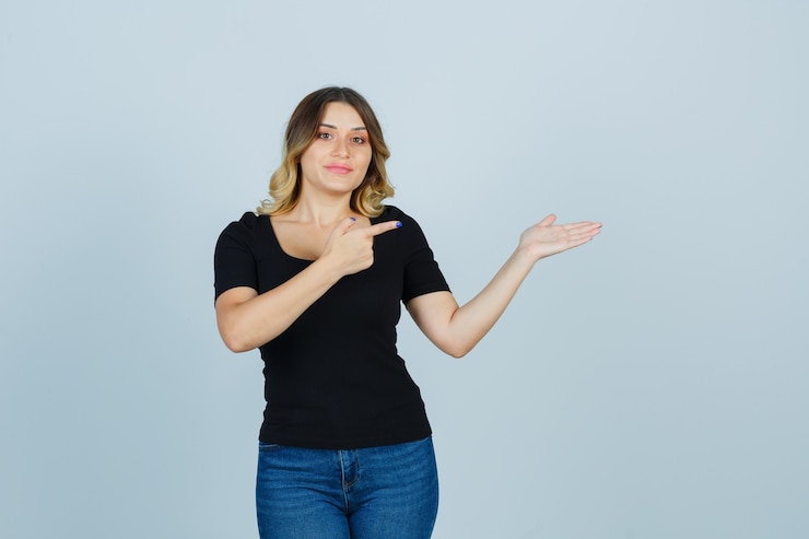 Foto gratuito mujer joven expresiva posando