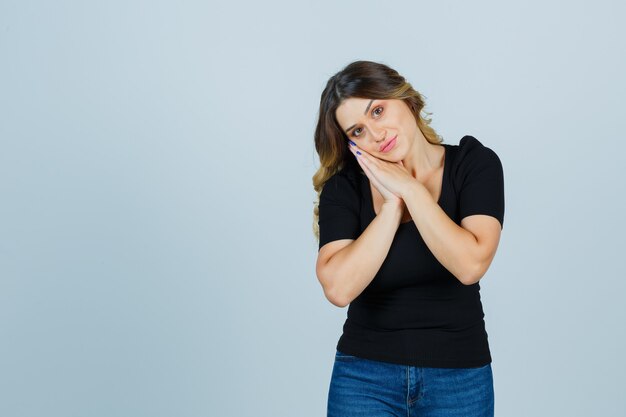 Mujer joven expresiva posando